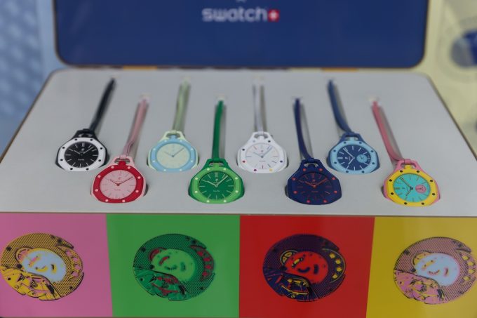 Cos’è l’orologio per cui ci si è azzuffati fuori dai negozi di Swatch