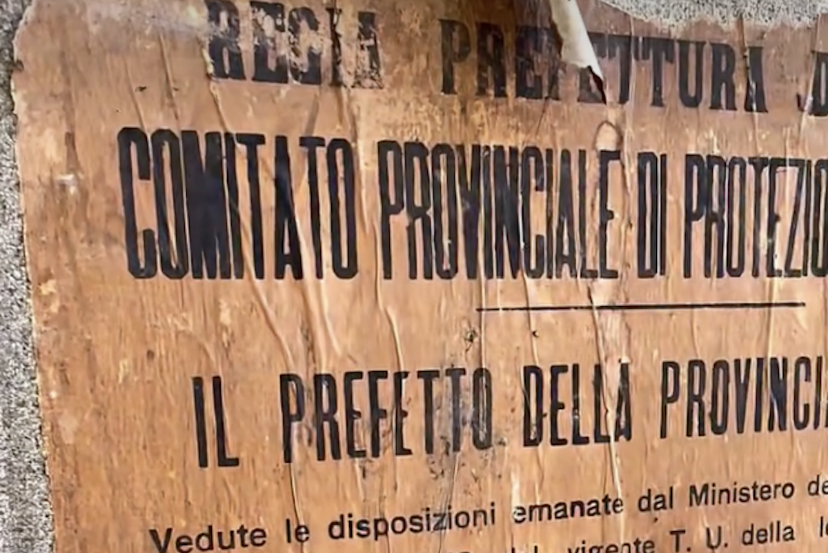 I manifesti della Seconda guerra mondiale trovati dietro le vetrine di un negozio a Roma 