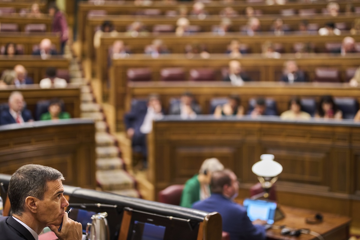 Il primo ministro spagnolo Pedro Sanchez in parlamento, nel luglio del 2025 (AP/Bernat Armangue)