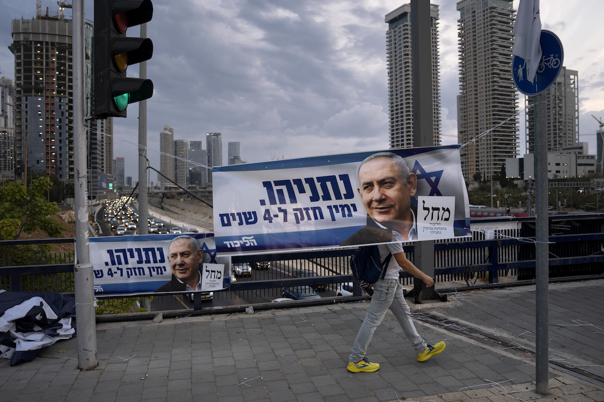 Un manifesto elettorale per Netanyahu a Tel Aviv, 2022 (AP Photo/Oded Balilty, File)