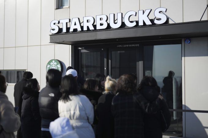 La campagna di Starbucks Corea che ha apparentemente ironizzato su un massacro