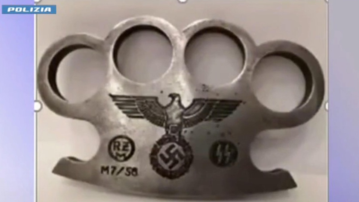 Tredici minorenni sono stati segnalati alla procura minorile di Firenze per apologia del fascismo e odio razziale