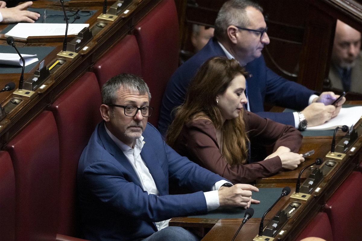 La condanna dell’ex sottosegretario alla Giustizia Andrea Delmastro per rivelazione di segreto d’ufficio è stata confermata in appello
