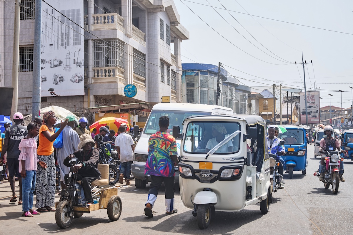 Anche la Sierra Leone ha accettato di ricevere persone migranti espulse dagli Stati Uniti: oggi sono arrivate le prime nove