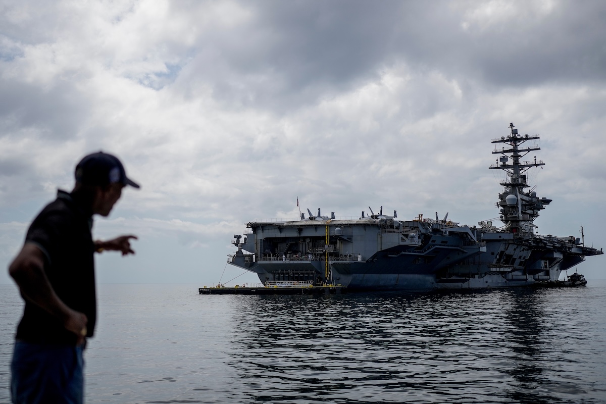 Gli Stati Uniti hanno posizionato la portaerei Nimitz nel mar dei Caraibi, minacciando Cuba