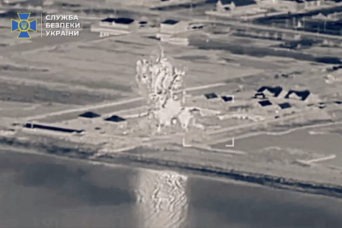 L’Ucraina dice di aver ucciso o ferito circa cento persone in un attacco a una base dell’intelligence russa nei suoi territori occupati