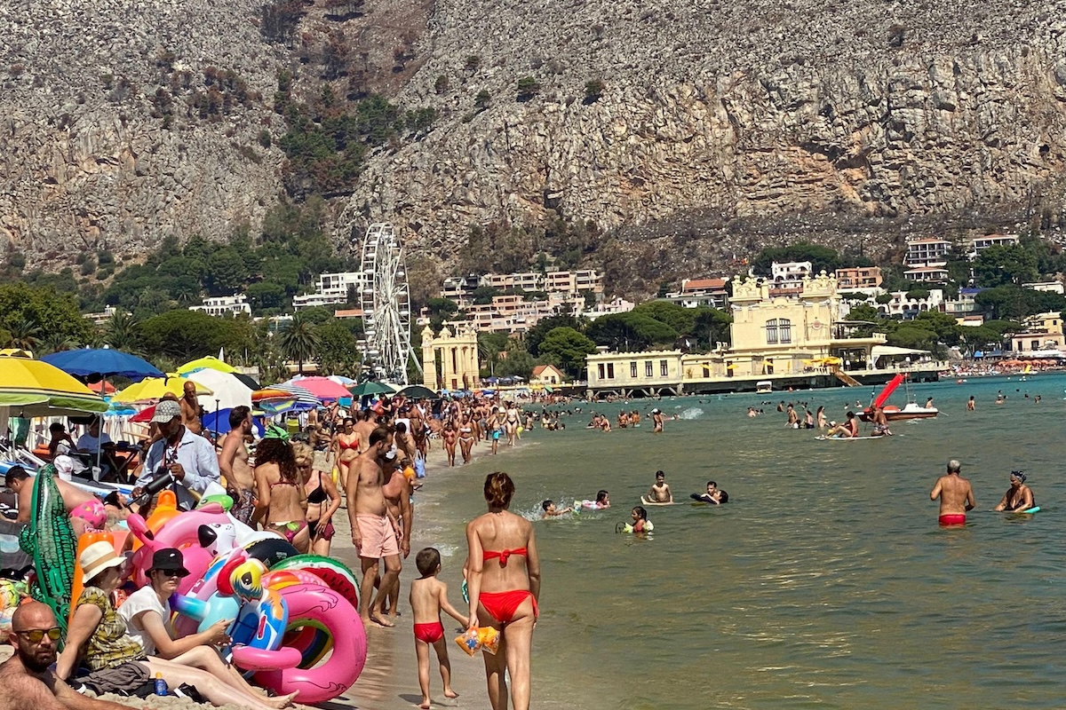 La spiaggia di Mondello a Palermo continuerà a essere gestita fino a fine settembre dalla società Italo Belga