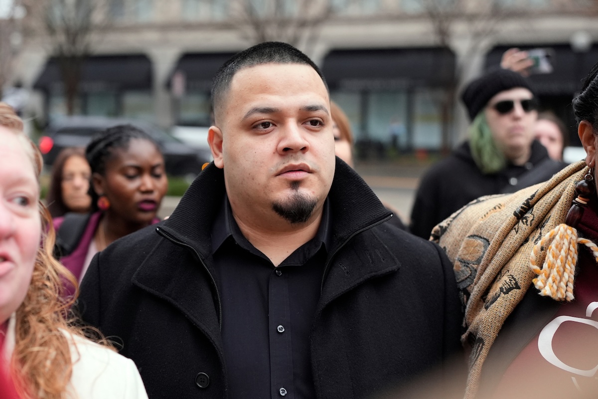 Un giudice statunitense ha archiviato le accuse contro Kilmar Abrego Garcia, ingiustamente espulso e poi rimpatriato negli Stati Uniti
