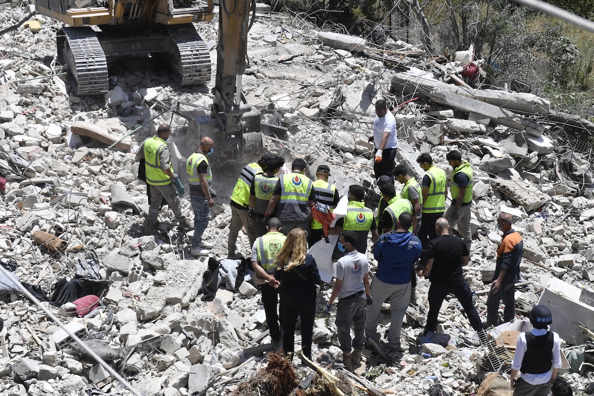 Due bombardamenti israeliani in Libano hanno ucciso dieci persone, tra cui sei operatori sanitari e un bambino