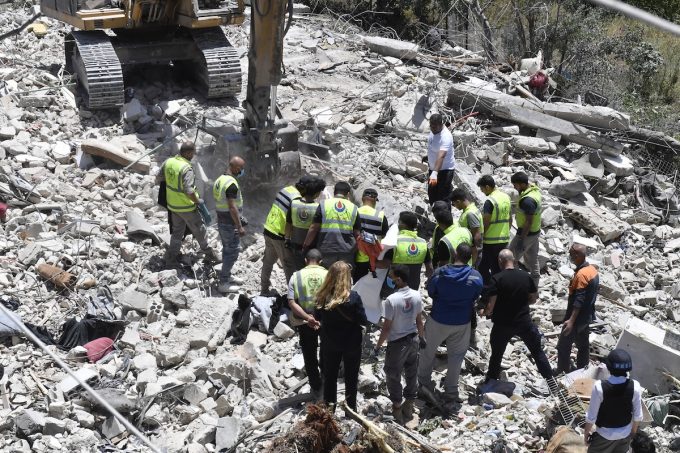Due bombardamenti israeliani in Libano hanno ucciso dieci persone, tra cui sei operatori sanitari e un bambino
