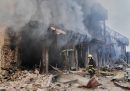 Un pompiere spegne un incendio dentro un mercato a Kiev, il 24 maggio (AP Photo/Efrem Lukatsky)