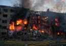 Un edificio in fiamme dopo un bombardamento a Kiev, il 24 maggio (AP Photo/Evgeniy Maloletka)