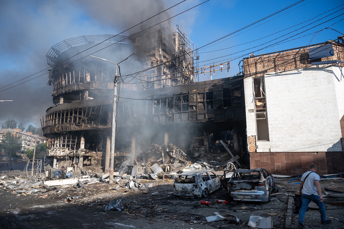 4 persone sono morte in un bombardamento russo su Kiev