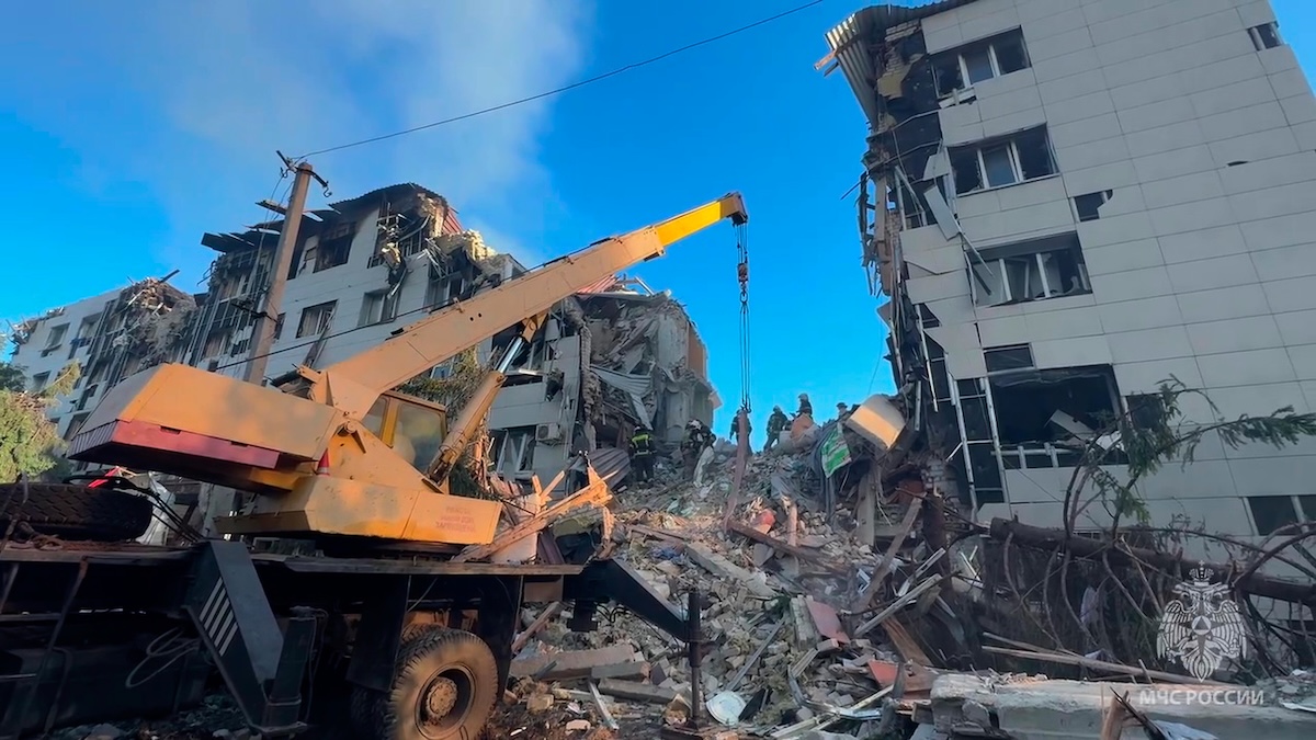 Un fotogramma di un video pubblicato dal ministro per le Emergenze della Russia, che mostra i soccorsi al lavoro vicino ai resti di un palazzo bombardato nella notte tra giovedì e venerdì (AP/ministero per le Emergenze della Russia)