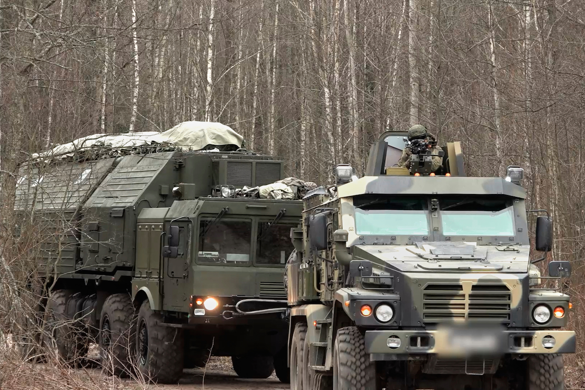La Russia ha trasferito alcuni Oreshnik anche in Bielorussia, paese alleato: nella foto si vede il loro trasferimento, a gennaio 2025 (Russian Defense Ministry Press Service via AP)