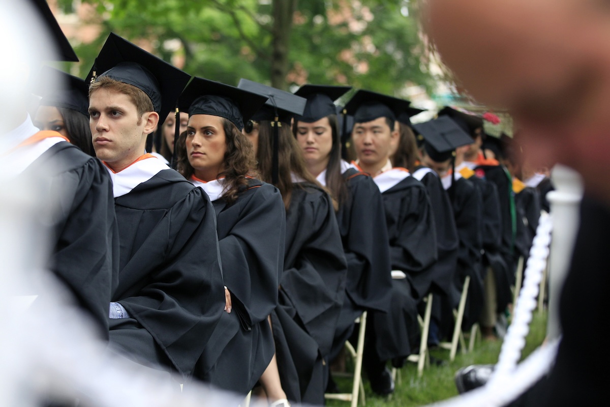 Una classe di laureandi seduti durante la cerimonia di consegna delle lauree
