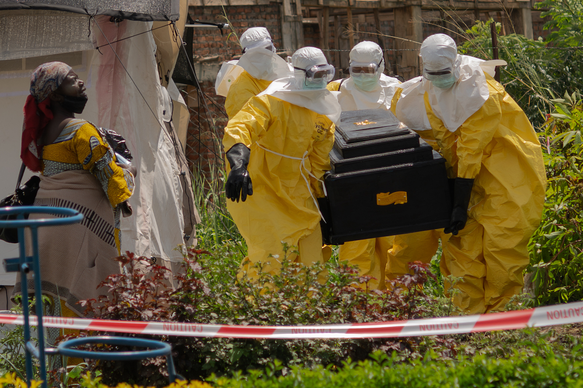 Operatori sanitari trasportano la bara di una persona morta di ebola, 20 maggio 2026 (AP Photo/Moses Sawasawa)