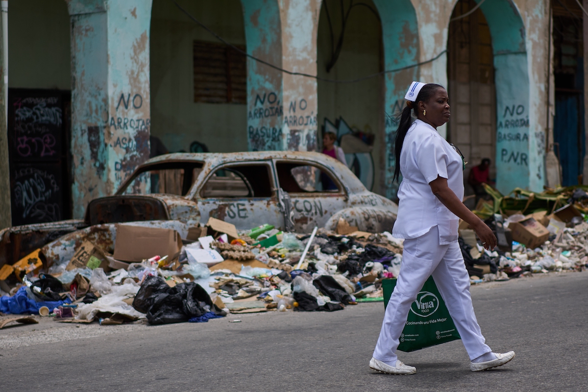 Spazzatura per strada all'Avana, aprile 2026 (AP Photo/Ramon Espinosa)