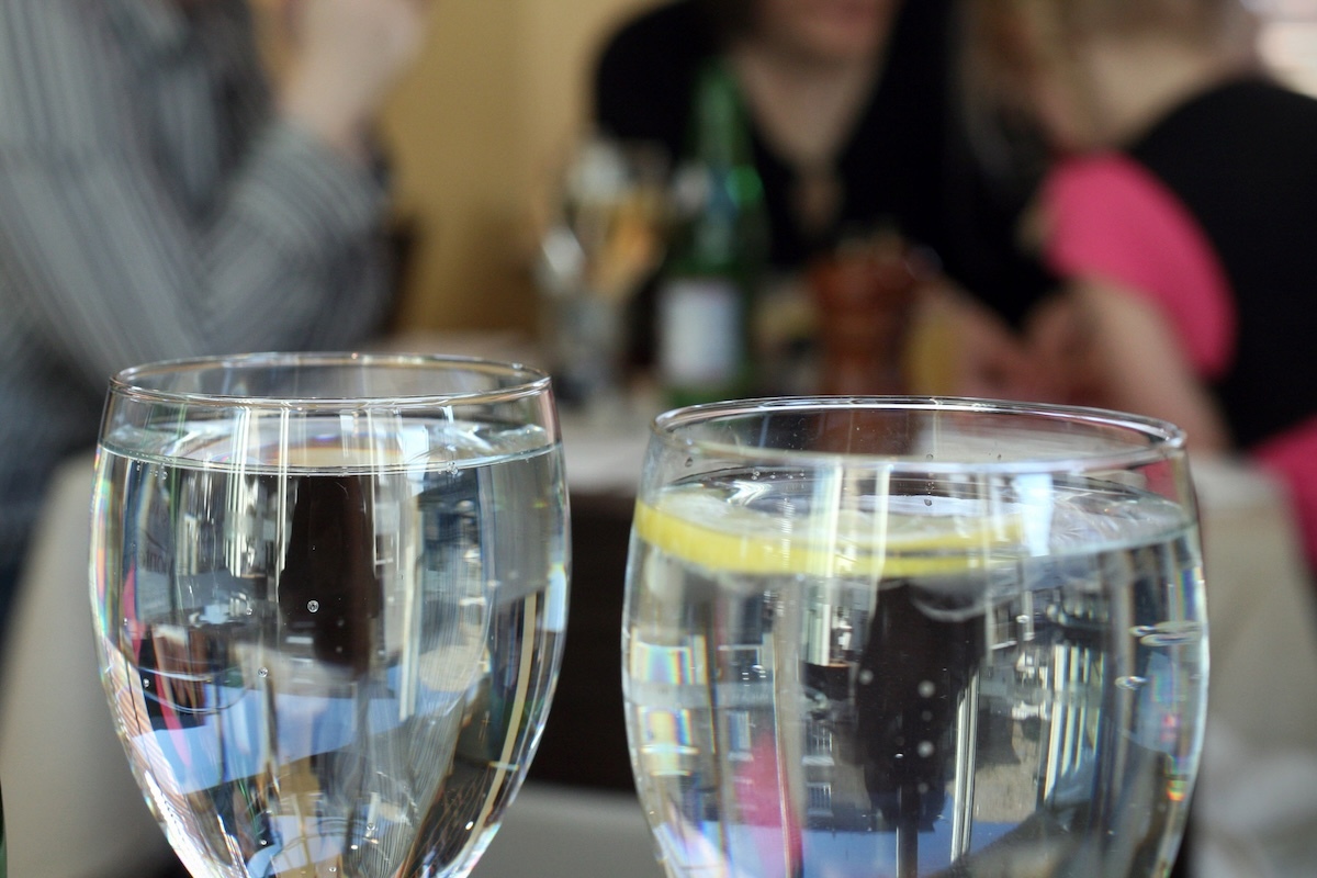 Ristoranti e hotel possono rifiutarsi di servire acqua del rubinetto ai clienti