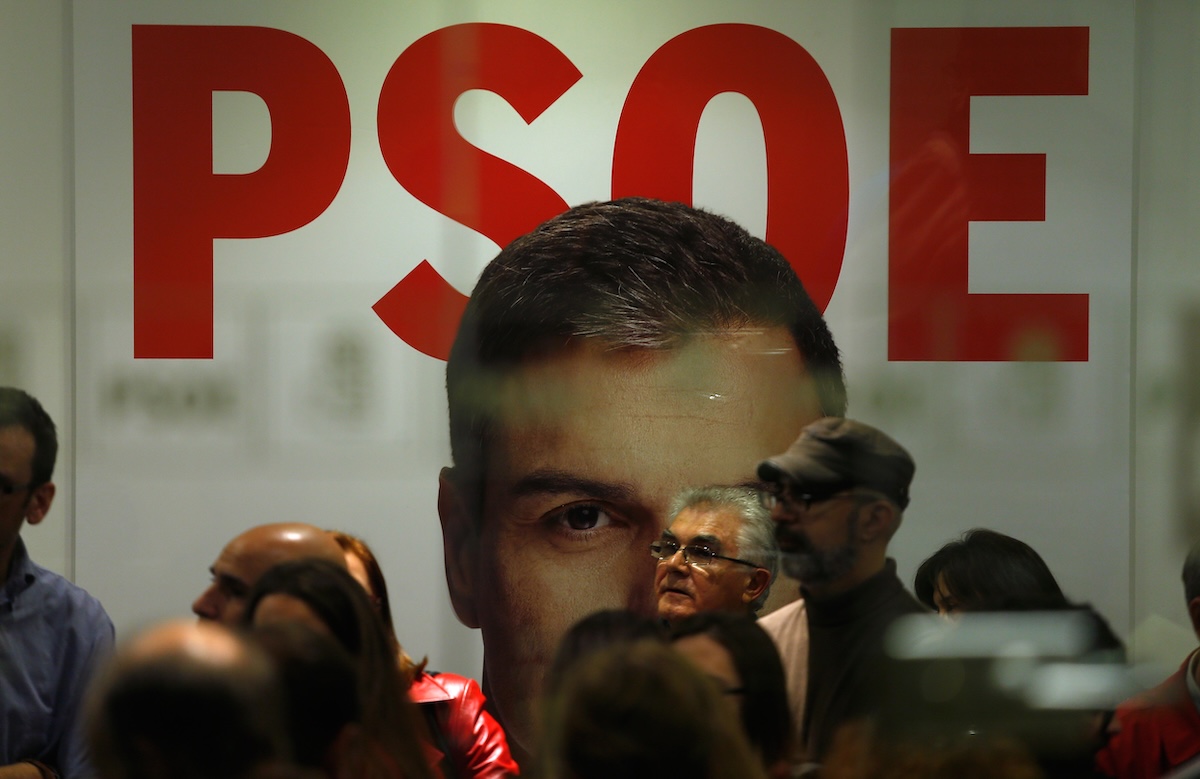 La sede del Partito Socialista spagnolo è stata perquisita in un’inchiesta su interferenze illecite nei processi contro il partito