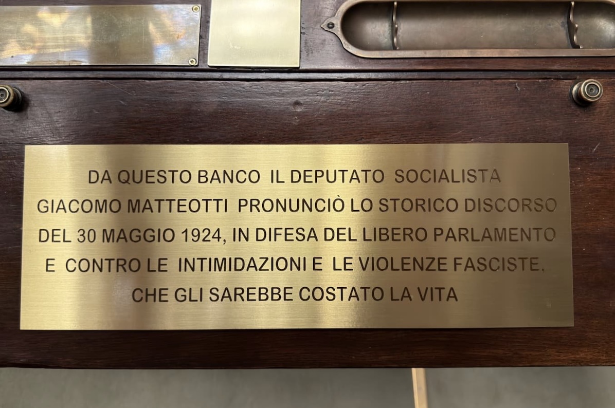 Leggi l'articolo: La targa in ricordo di Giacomo Matteotti sul banco della Camera da cui tenne il suo celebre discorso