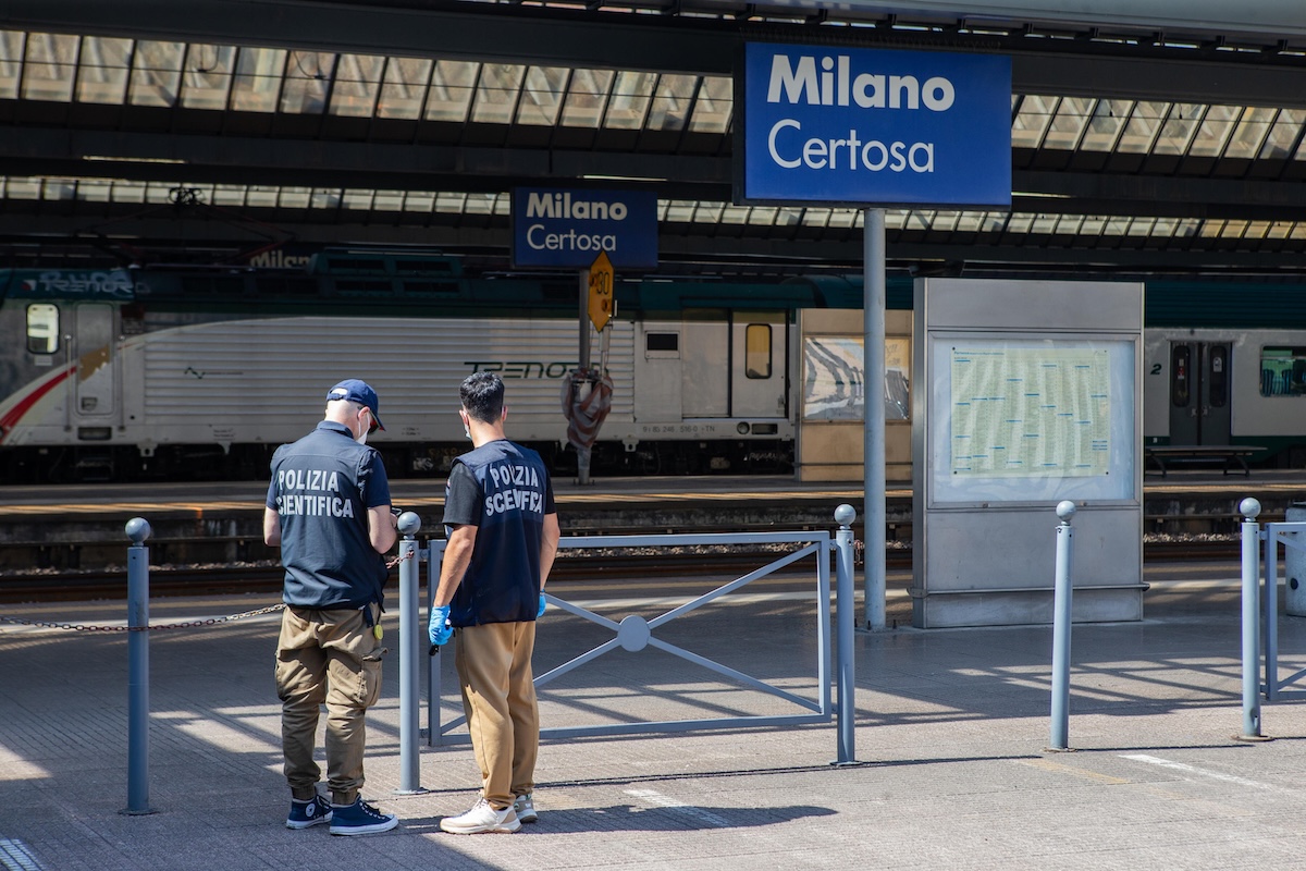 Un ragazzo di 22 anni è stato accoltellato e ucciso nella stazione ferroviaria di Milano Certosa