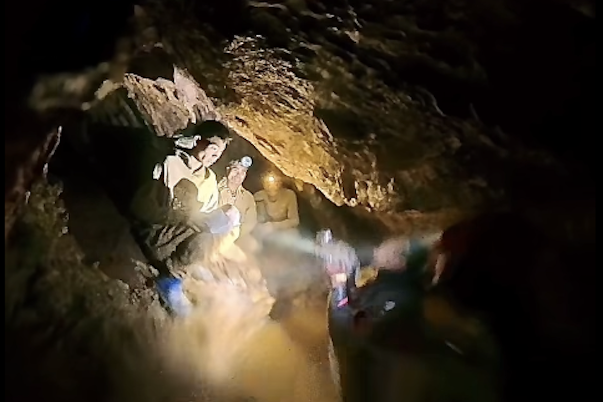 Sono state trovate vive cinque delle sette persone bloccate da giorni in una grotta in Laos