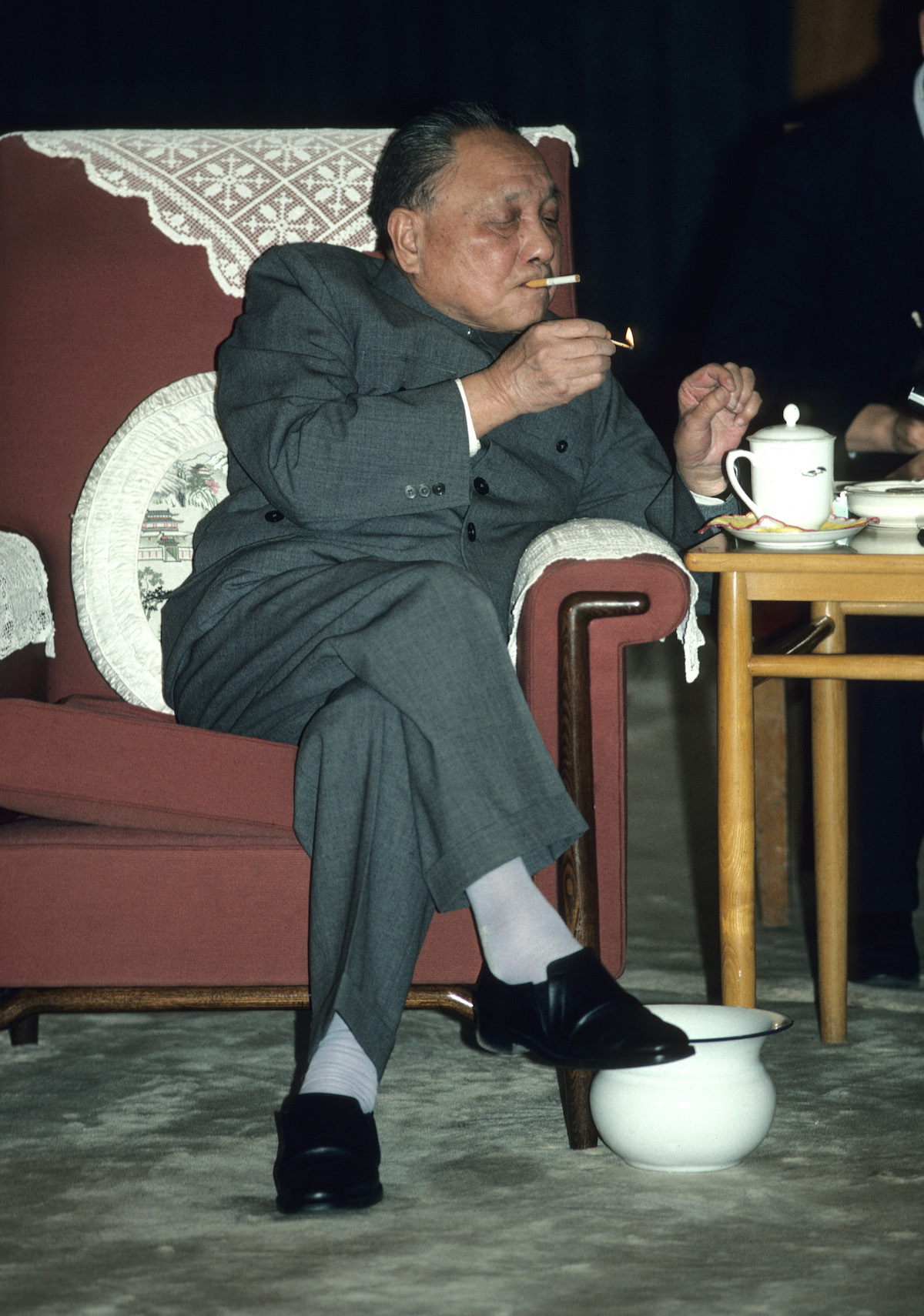 Deng Xiaoping si accende una sigaretta, gannaio 1987 (Forrest Anderson/Getty Images)