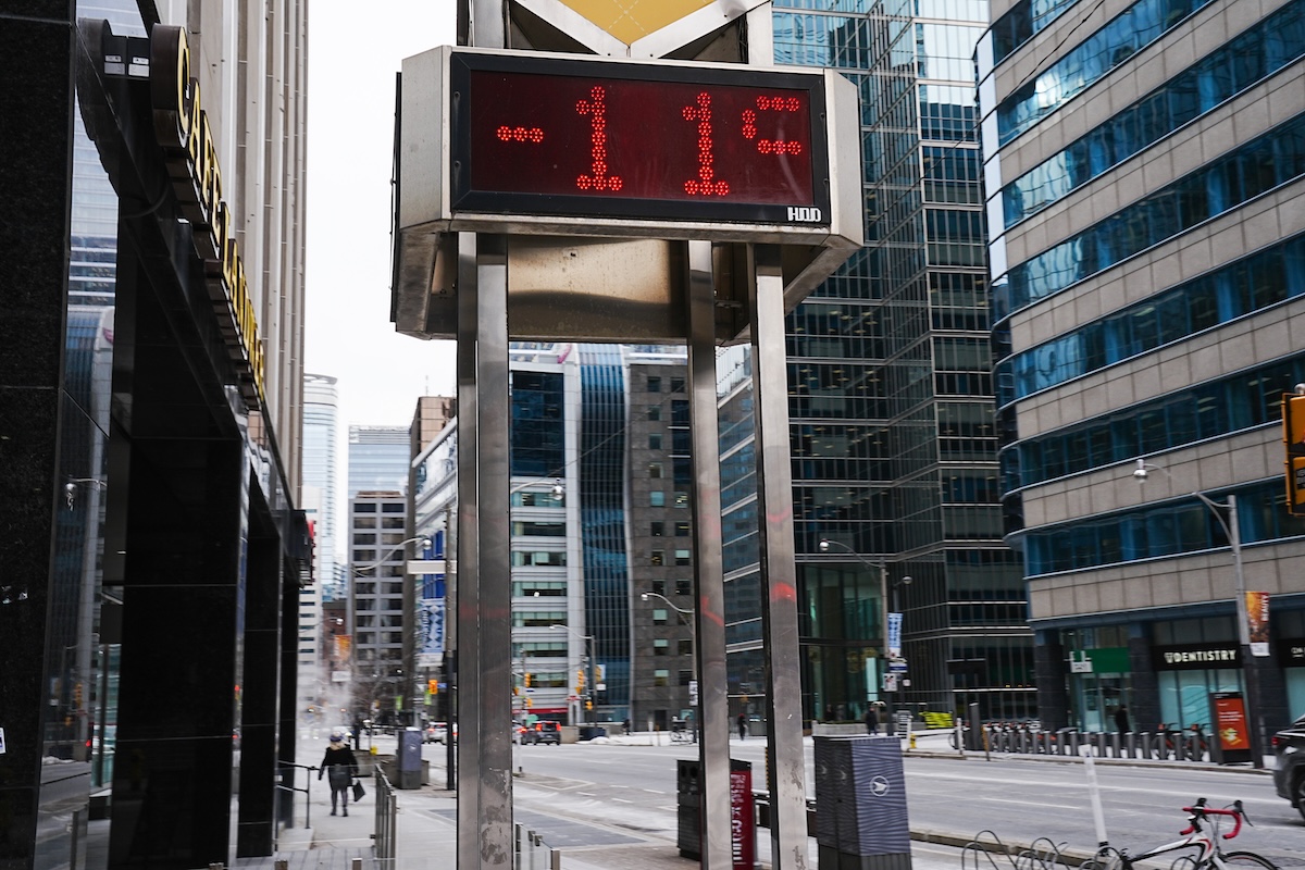 Un termometro esterno segna -11 gradi Celsius 