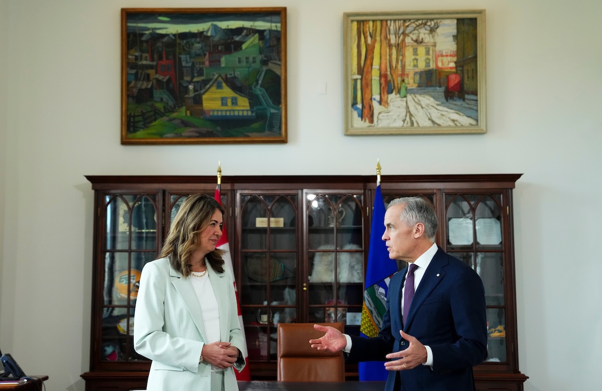 La prima ministra dell'Alberta, Danielle Smith, e quello del Canada, Mark Carney, a Ottawa l'8 maggio