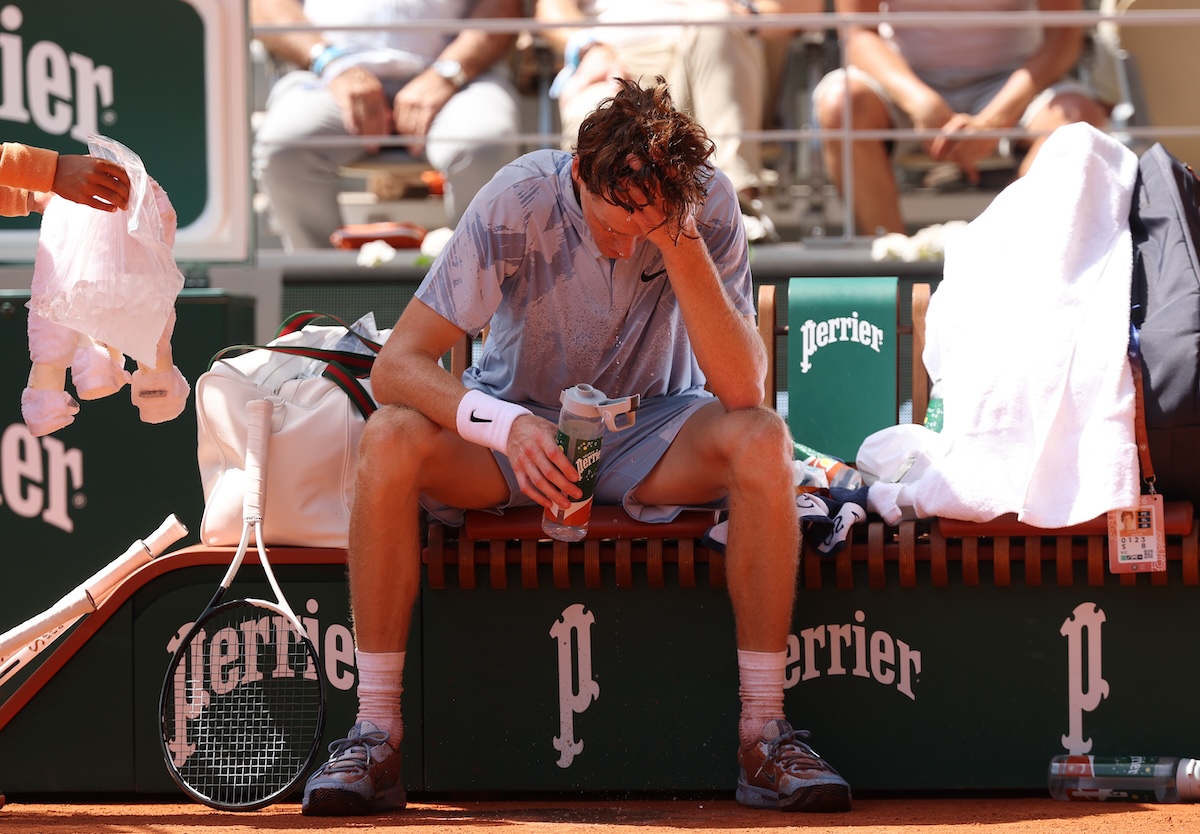Jannik Sinner è fuori dal Roland Garros