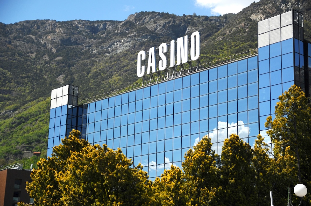 Il casinò di Saint-Vincent, in Valle d’Aosta, è stato messo in amministrazione giudiziaria per un’inchiesta sul riciclaggio di denaro