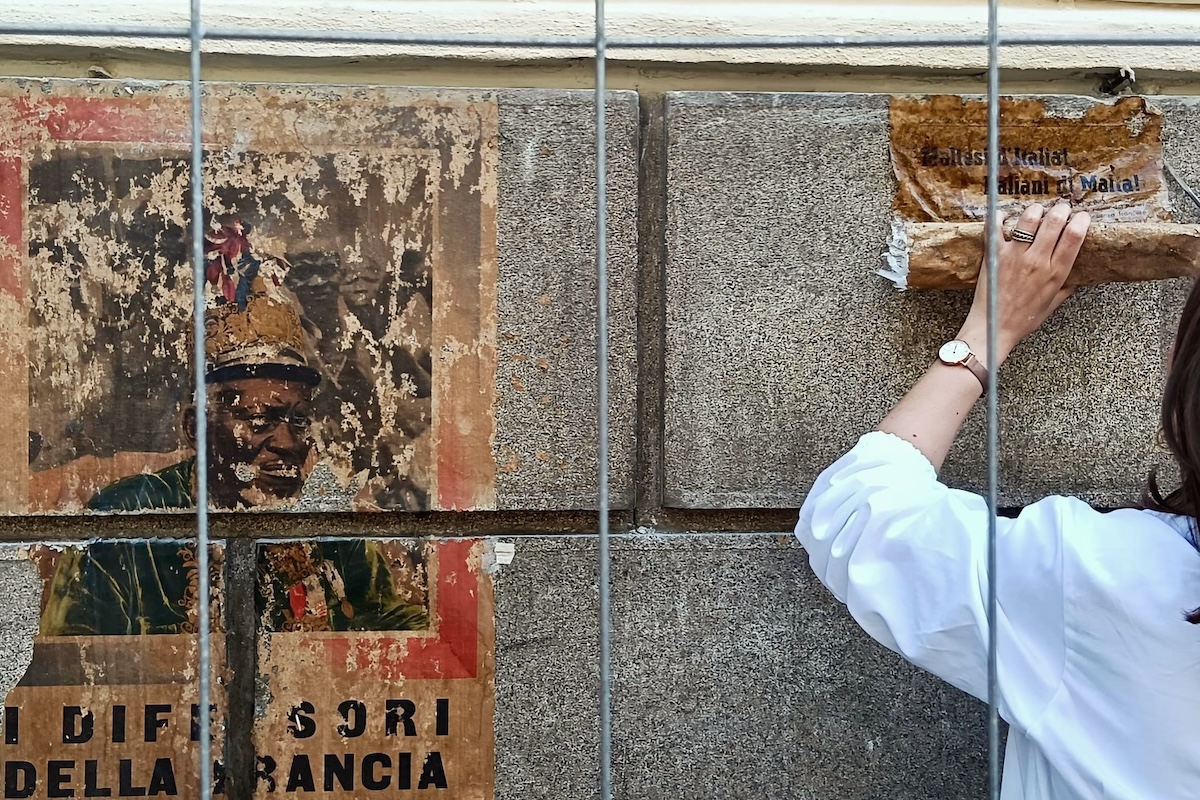 I manifesti della Seconda guerra mondiale trovati dietro le vetrine di un negozio di Roma verranno conservati altrove