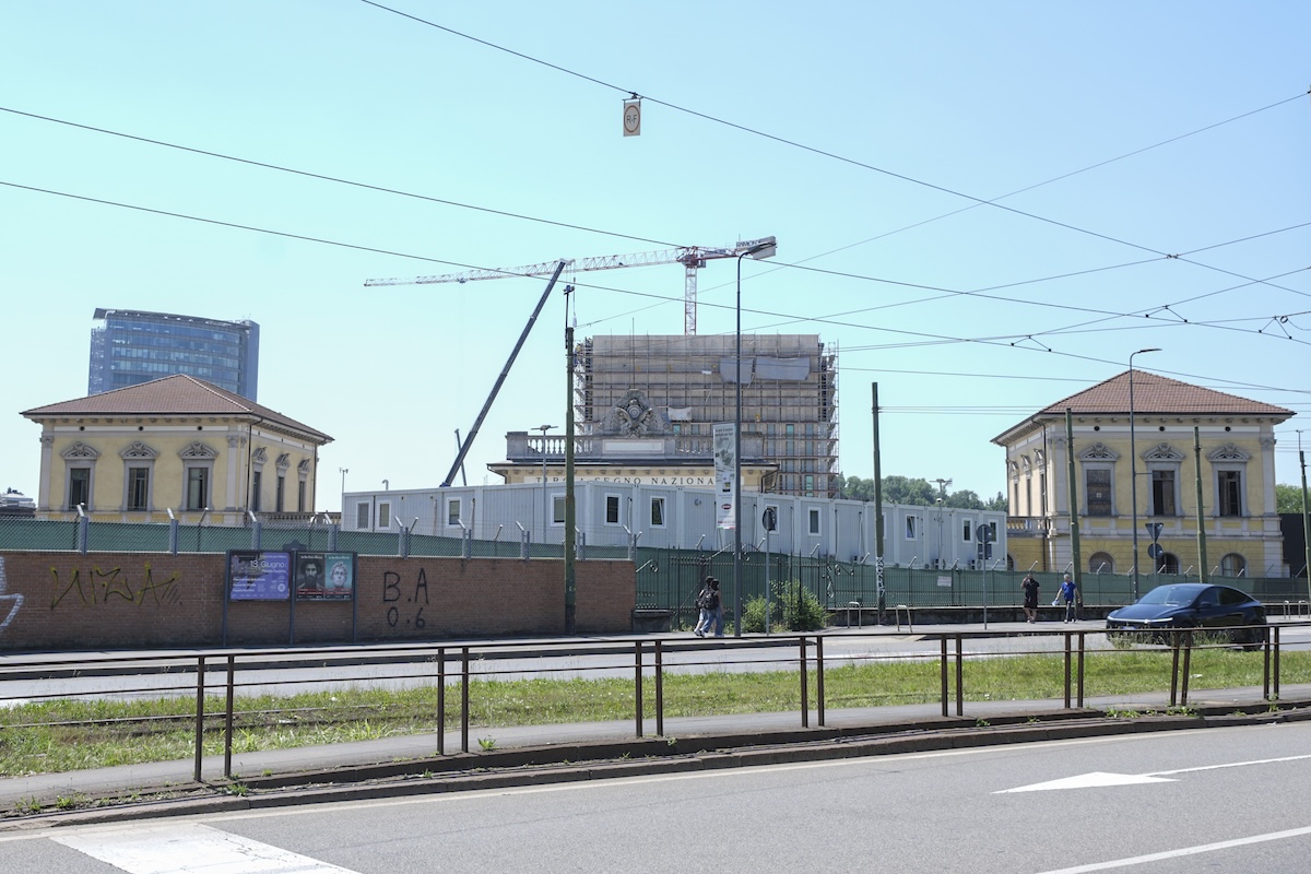 L’azienda che sta costruendo il consolato statunitense a Milano è stata messa sotto controllo giudiziario con l’accusa di caporalato