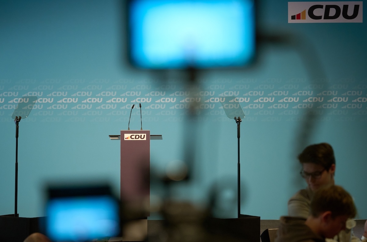 Il podio di una conferenza della CDU, il 28 maggio, prima dell'intervento di Merz