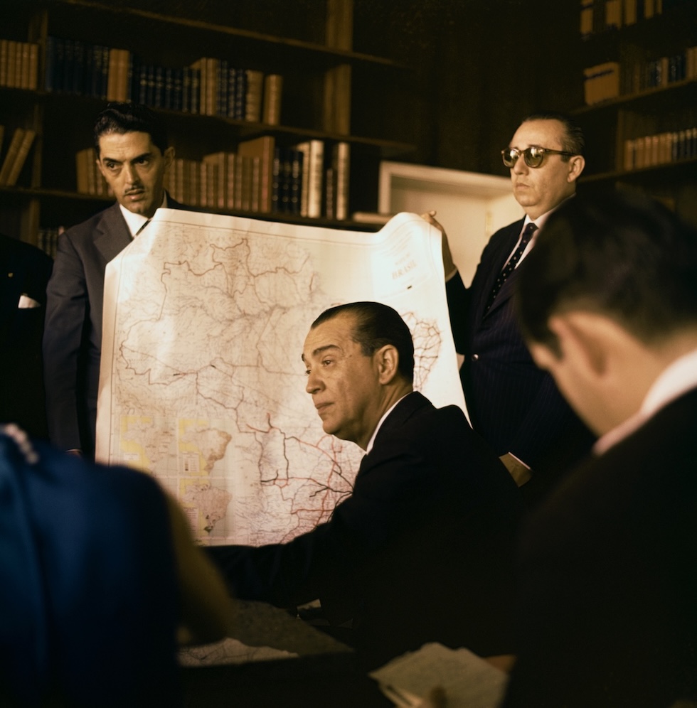 Juscelino Kubitschek durante una conferenza stampa del 1960