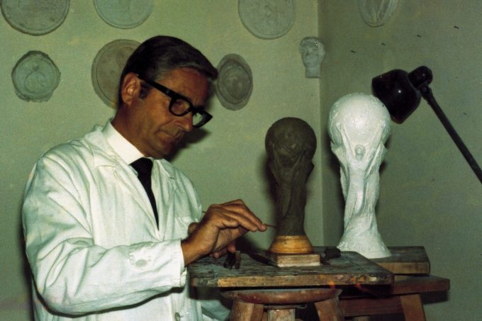Lo scultore che realizzò la Coppa del Mondo di calcio