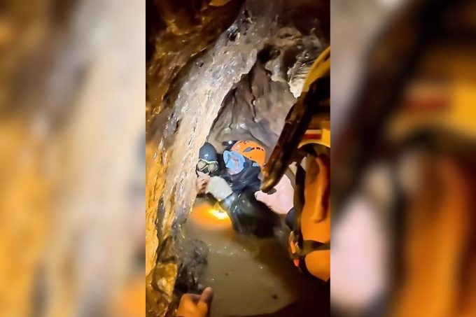 I minatori bloccati per 10 giorni in una grotta in Laos