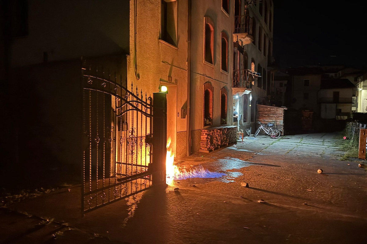 C’è stato un attentato incendiario fuori dalla casa di un giornalista in provincia di Vicenza