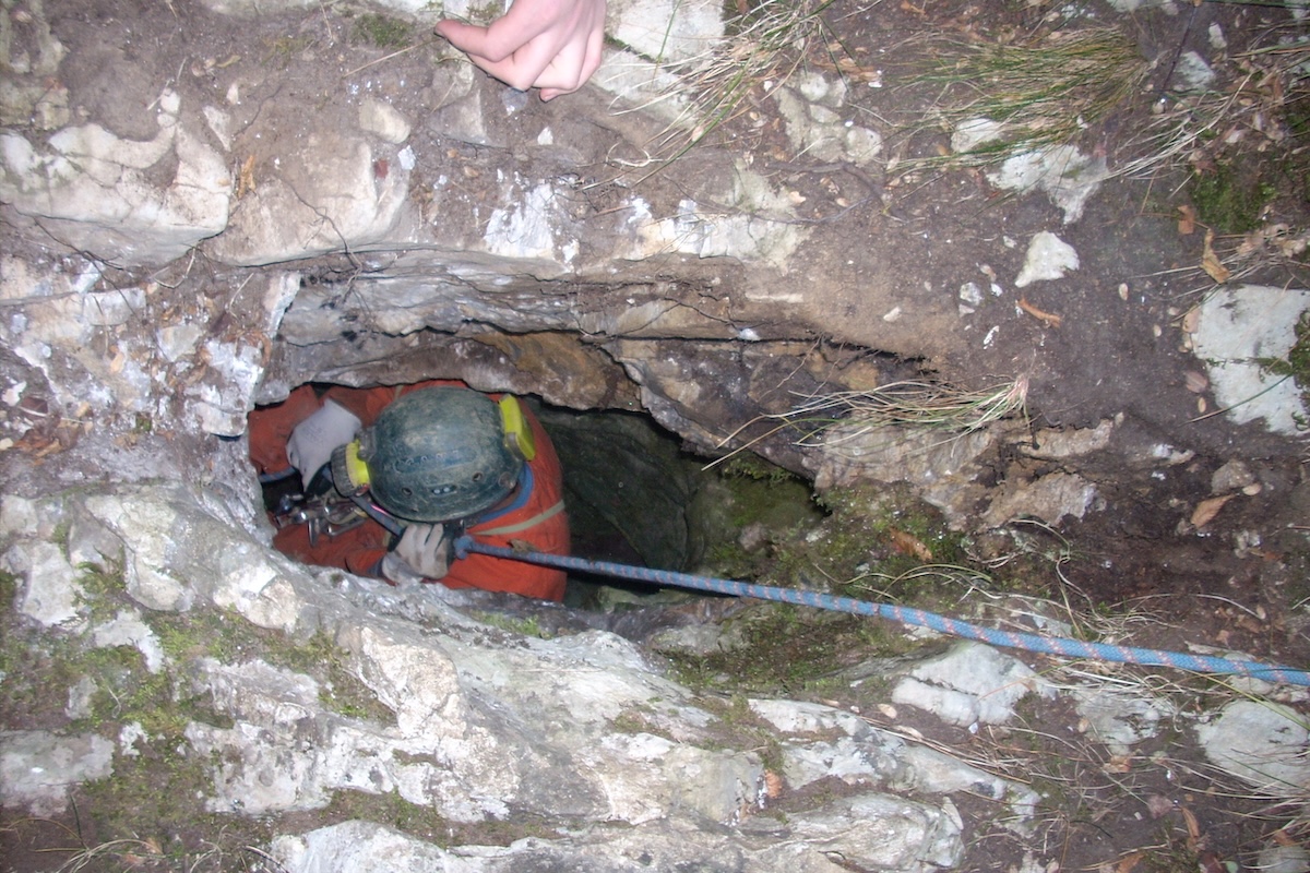 Uno speleologo è bloccato a 120 metri di profondità in una grotta in provincia di Cuneo