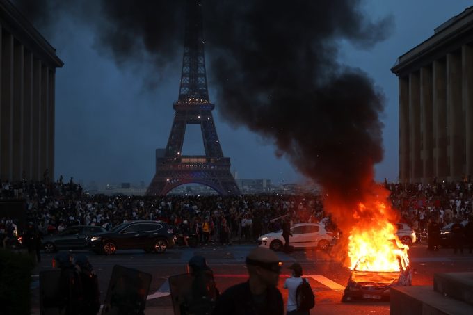 Le foto e i video dei disordini in Francia dopo la vittoria del PSG