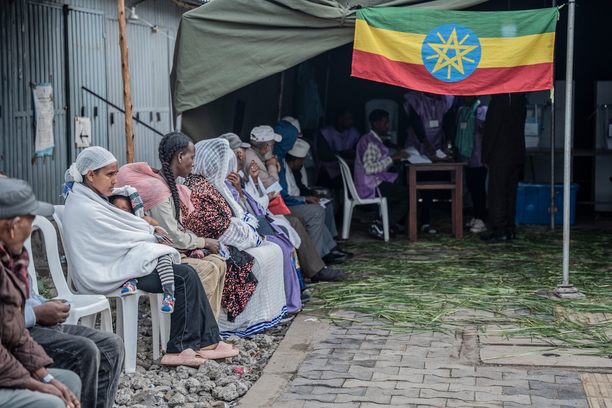 Alcune persone in attesa di votare fuori da un seggio ad Addis Abeba, il 1° giugno (AP/Amanuel Sileshi)