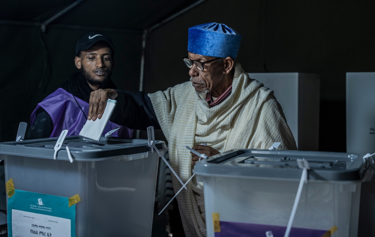 Un uomo vota ad Addis Abeba, il 1° giugno 2026 (AP/Amanuel Sileshi)
