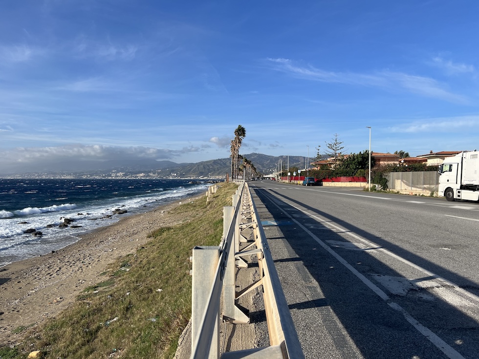 La strada di Torre Faro, a Messina, dove dovrebbe essere costruito il pilone siciliano del ponte sullo Stretto