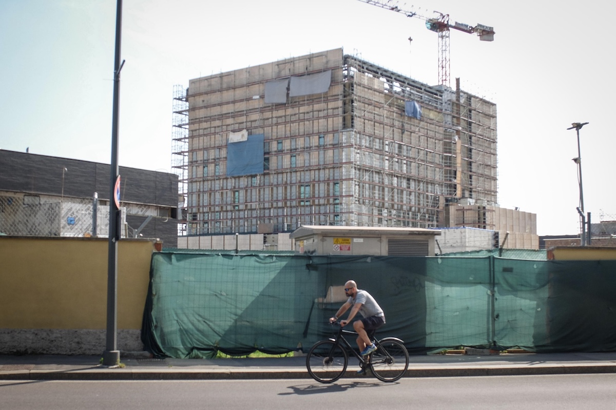 Le indagini per caporalato nel cantiere del consolato statunitense a Milano