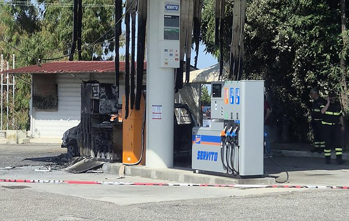 Ad Amendolara, in provincia di Cosenza, sono stati ritrovati i corpi carbonizzati di quattro persone in una macchina