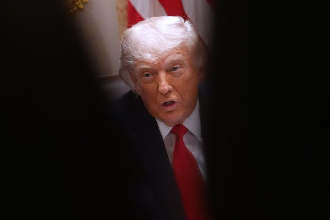 L’amministrazione Trump rispetterà la decisione di un tribunale che aveva imposto la sospensione di un controverso fondo per risarcire le persone “perseguitate” dall’amministrazione di Biden