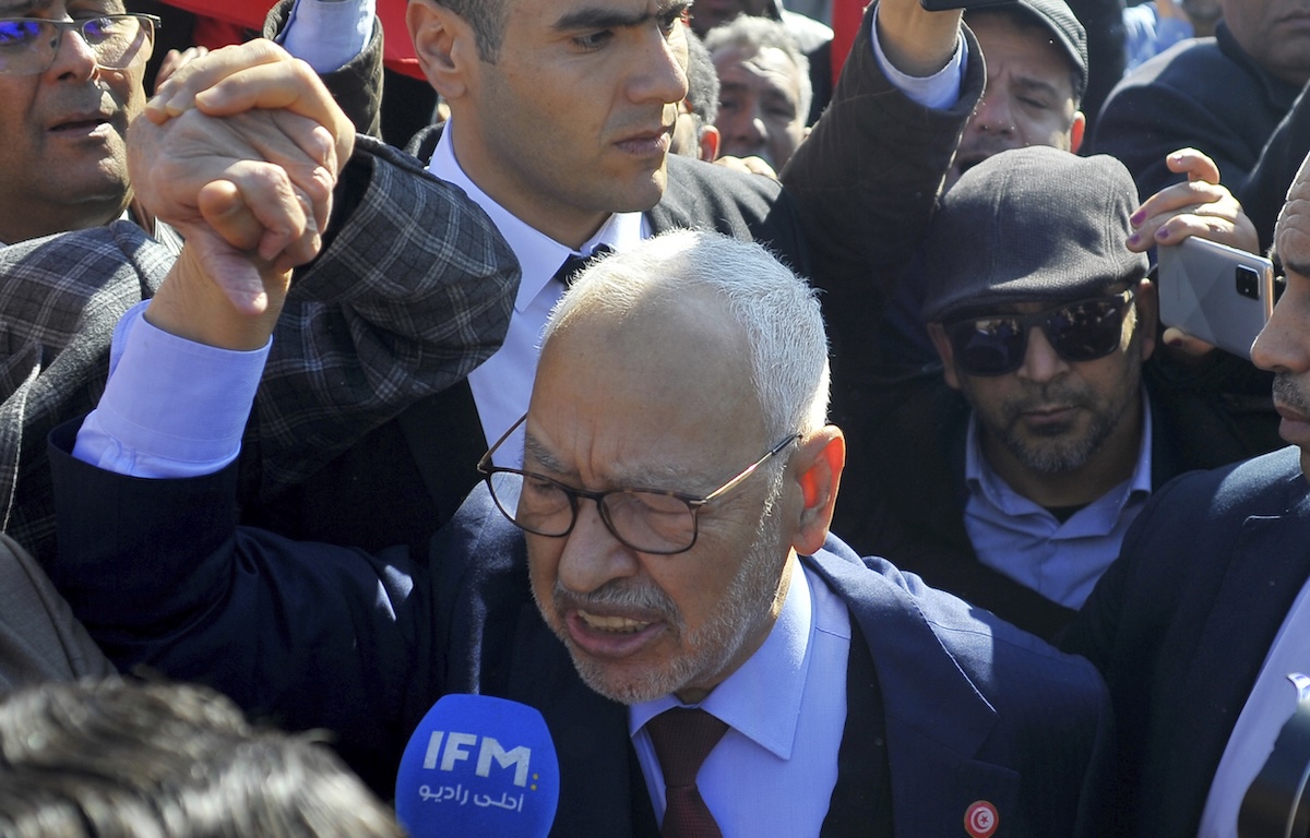 Rached Ghannouchi, uno dei principali oppositori politici del presidente tunisino Kais Saied, è stato condannato all’ergastolo