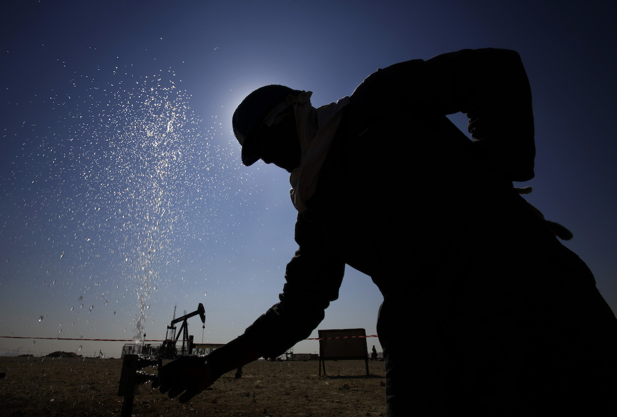 Un lavoratore in un pozzo petrolifero in Bahrein, febbraio 2026 (AP Photo/Hasan Jamali)