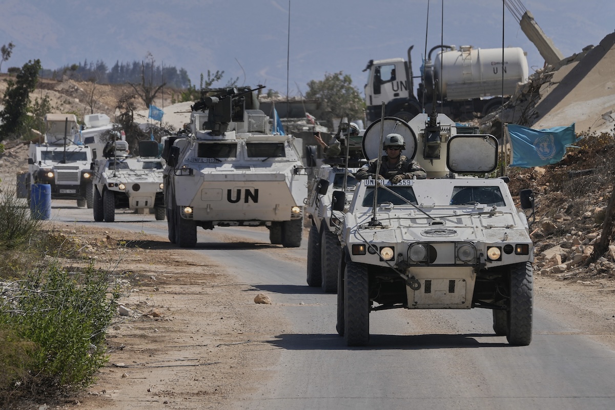L’UNIFIL ha detto che un suo soldato è stato ucciso nel sud del Libano, e che altri due sono stati feriti